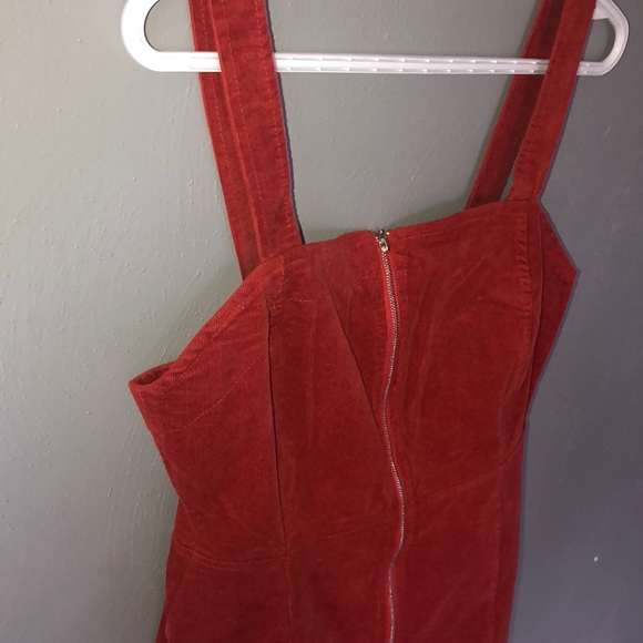 Red cute dress. - Picture 2 of 5